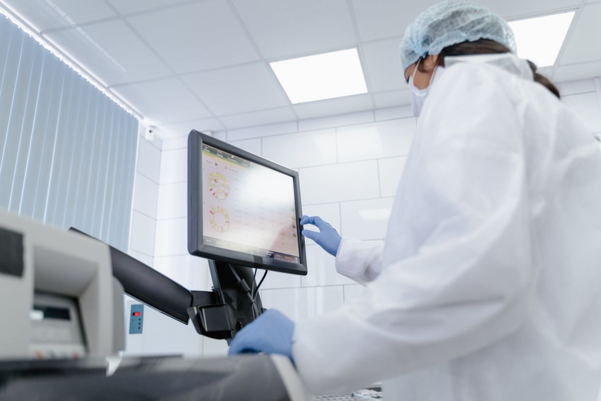 Professionnelle utilisant un équipement de laboratoire