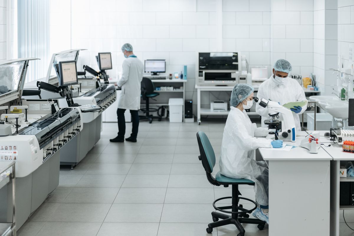 Équipe travaillant sur un projet technique